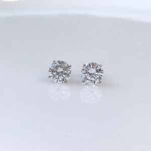 Silver solitaire stud earrings round cut